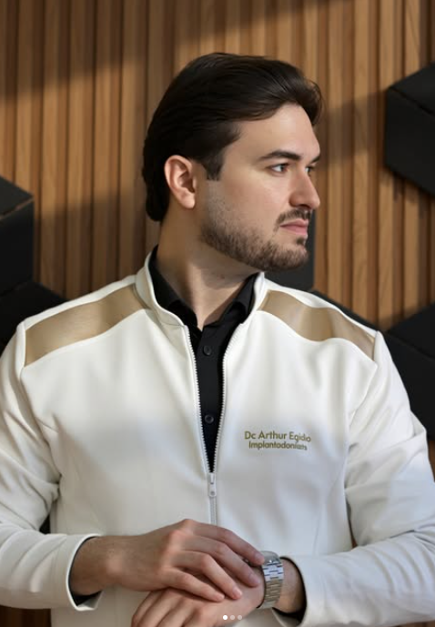 Dr. Arthur Egídio em seu consultório odontológico